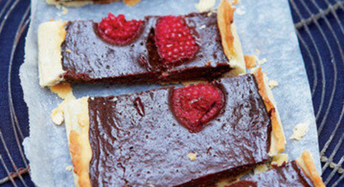 Торт из шоколада с малиной