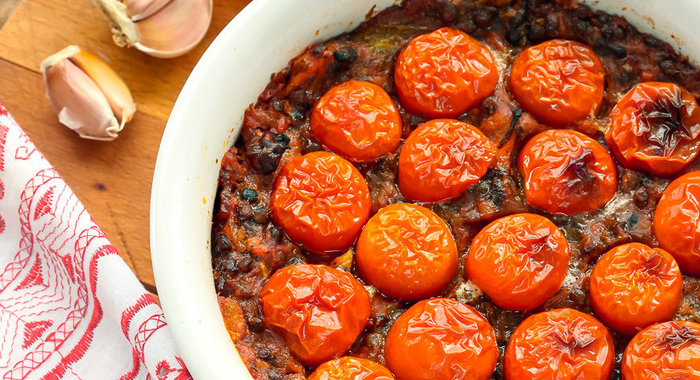 Запеканка из чечевицы с помидорами и беконом