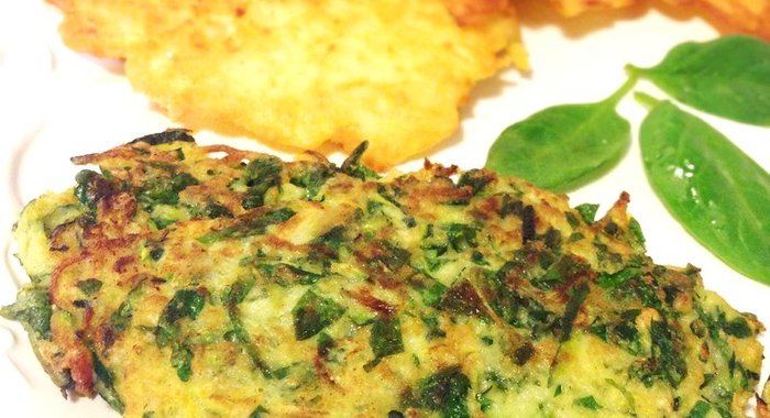 Детокс оладьи из цукини с зеленым луком и мятой