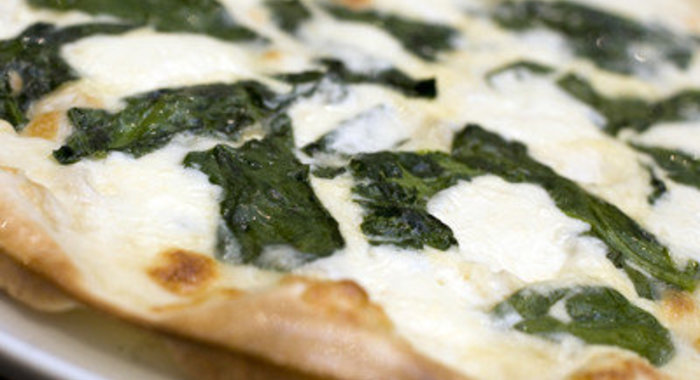 Пицца с шпинатом и моцареллой