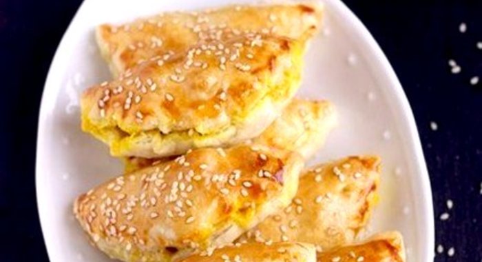 Слоеные пирожки с курицей карри