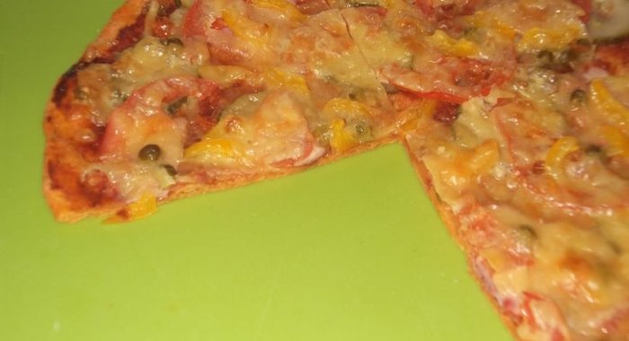 Пицца на тонком дрожжевом тесте с томатом