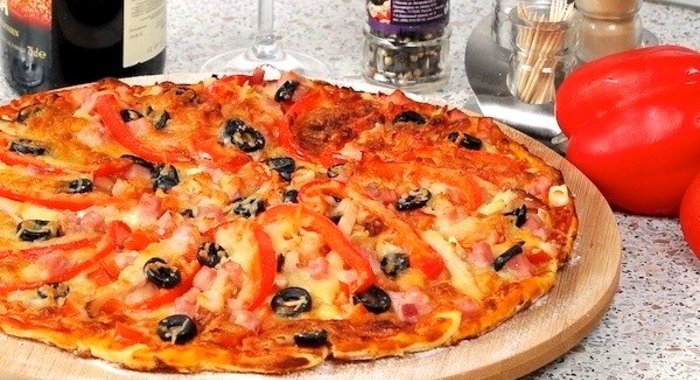 Пицца с копчёной курицей и ветчиной