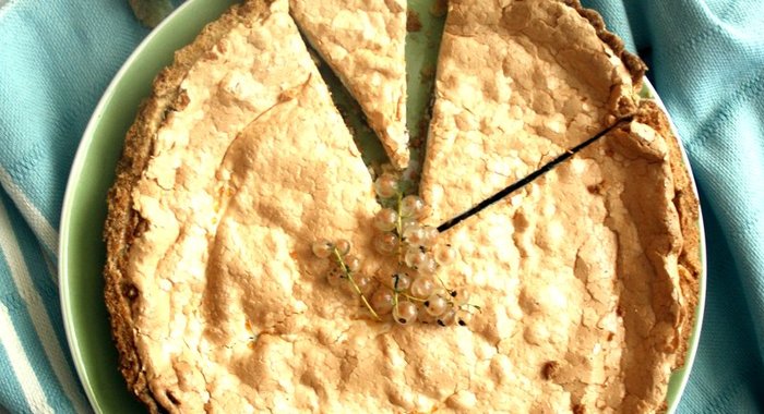 Пирог из ревеня с тонкой безе-прослойкой