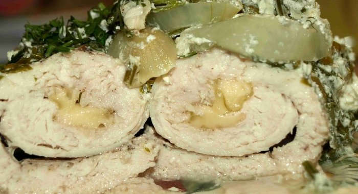 Куриные рулеты с сыром, запеченные с луком, зеленью и сливками