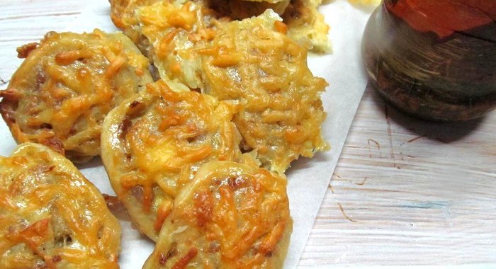 Рулеты из картофельного теста с мясной начинкой