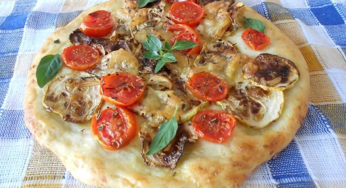 Картофельная пицца с томатами и кабачками