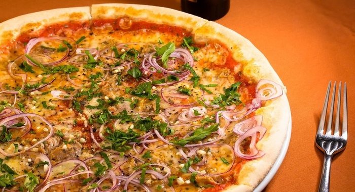 Пицца с тунцом и красным луком
