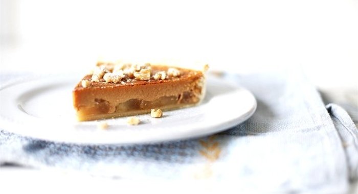 Пирог с вареной сгущенкой и яблоками