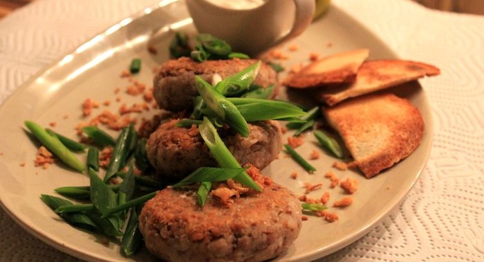 Гречневые котлеты с пармезаном и сметанным соусом