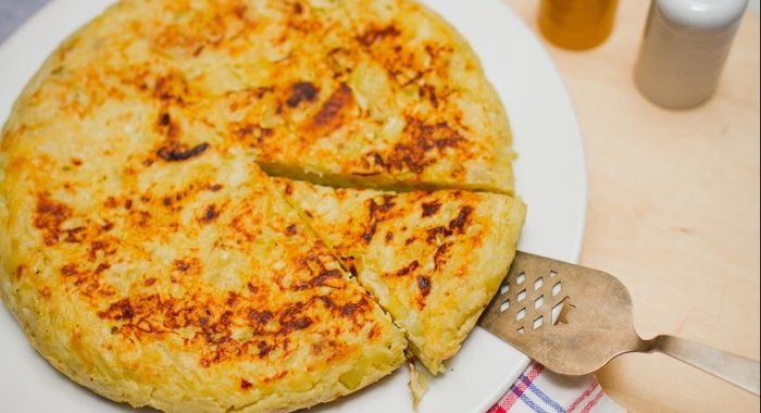 Тортилья де пататас испанский картофельно-луковый омлет