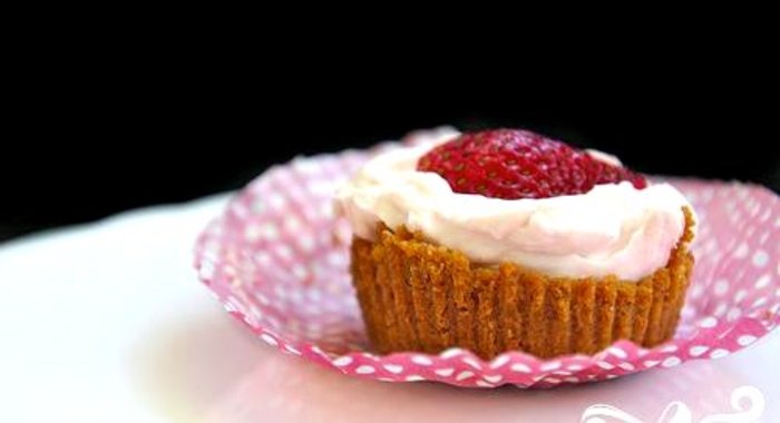 Мини-чизкейки с клубникой