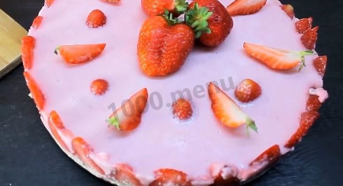 Торт с клубникой без выпечки