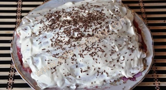 Блины с вишней в сметанном креме