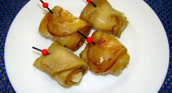 Рулетики из баклажан с огурцом и чесноком