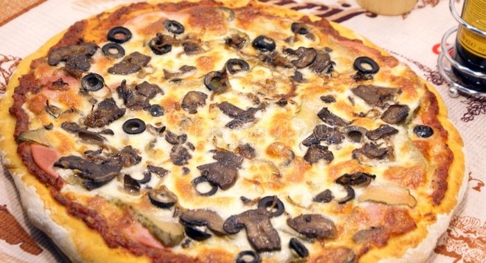 Пицца с колбасой и грибами