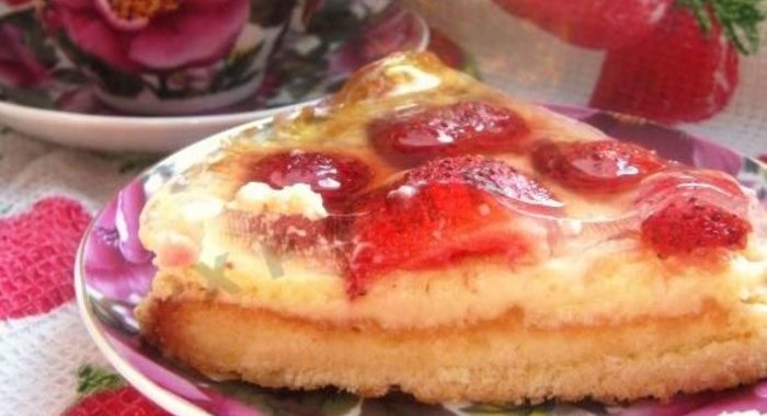 Бисквитный торт с клубникой и сырным кремом