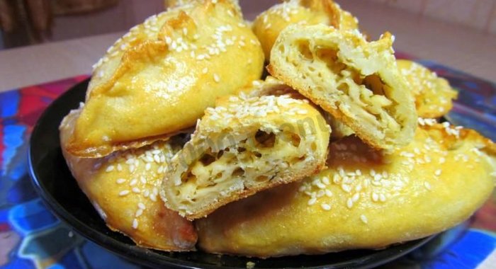 Пирожки с брынзой и зеленью закусочные в духовке