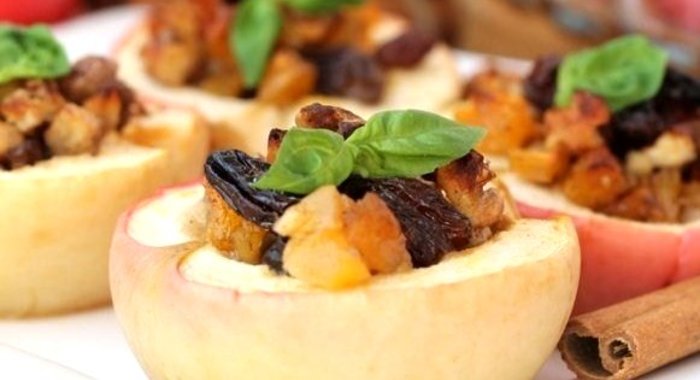 Запеченные яблоки с орехами и сухофруктами