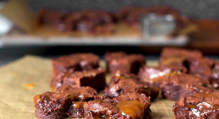 Брауни с соленой карамелью
