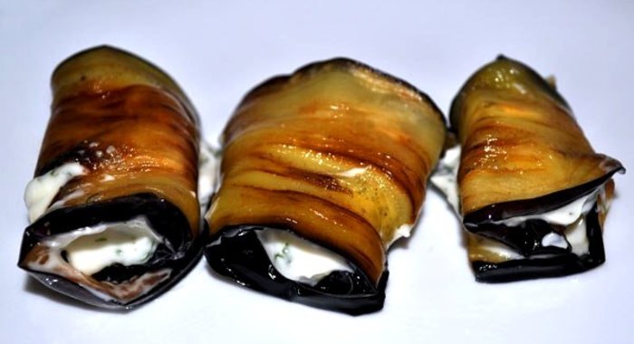 Рулеты из баклажанов с чесноком