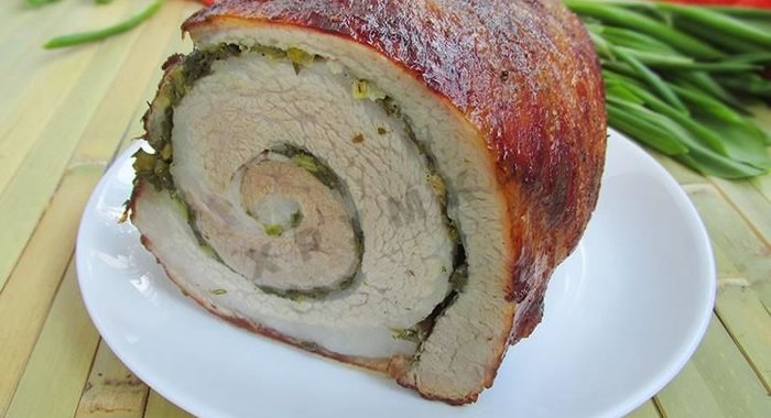 Рулет из свинины с черемшой и укропом