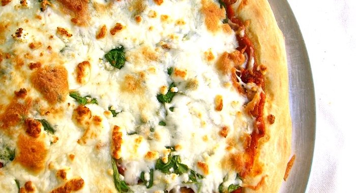 Пицца с брынзой и помидорами