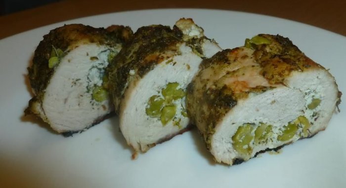 Рулет из индейки с горошком