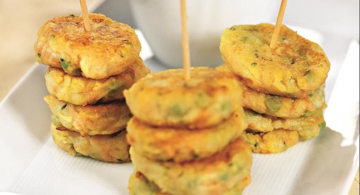 Овощные котлеты с соусом из зеленого горошка