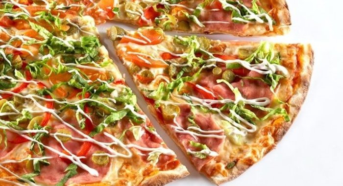 Пицца с капустой и колбасой