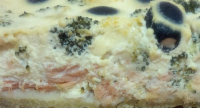 Пирог с лососем и брокколи