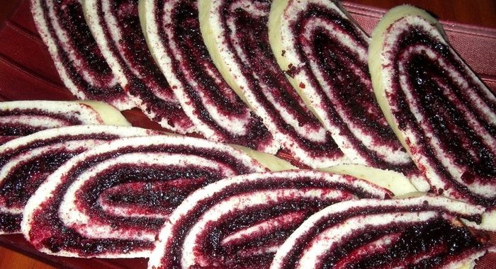 Рулет с черникой