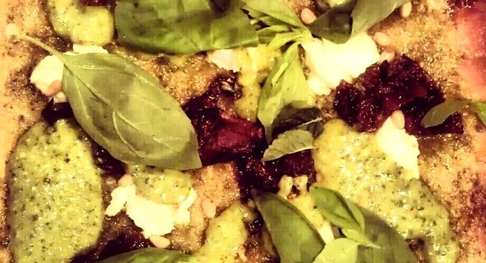 Пицца с соусом сальса верде, вялеными томатами и рикоттой