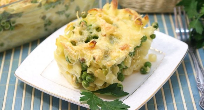 Запеканка из макарон с сыром и зеленым горошком