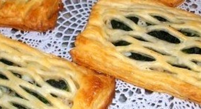 Слоеные пирожки с рыбой