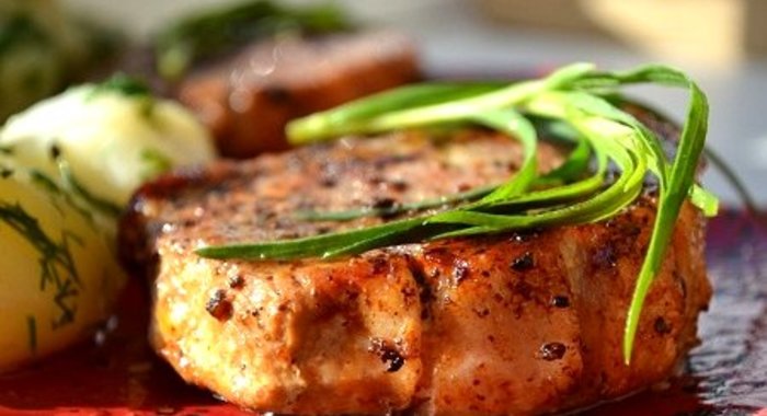 Котлета на кости с чесночным картофелем