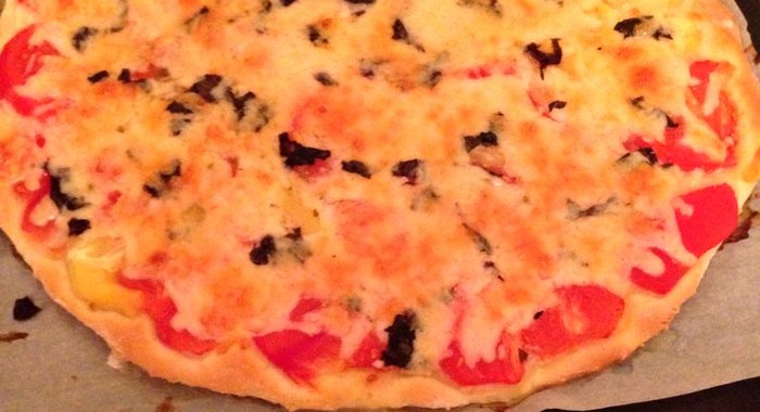 Пицца «Маргарита» с тертым сыром моцарелла на готовом тесте