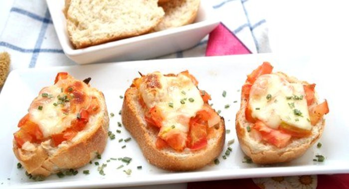 Пицца из багета с ветчиной, маслинами и разноцветными перцами