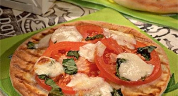 Пицца с помидорами и моцареллой