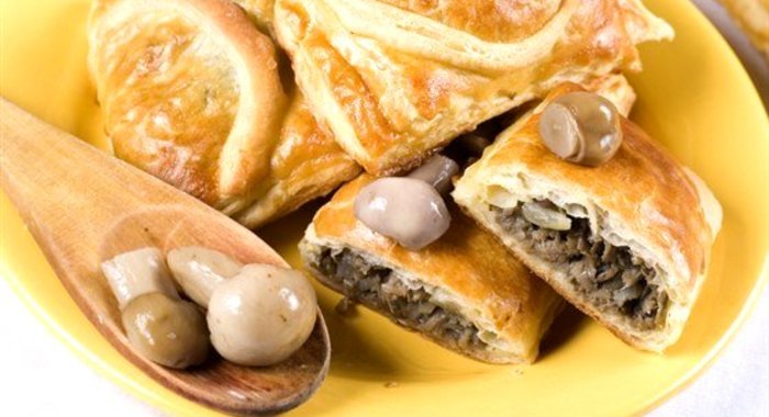 Слоеный пирог с куртом и грибами