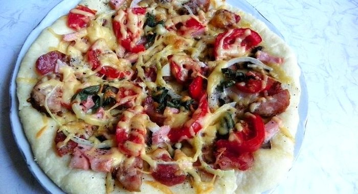 Пицца с грибами и тремя видами колбасы