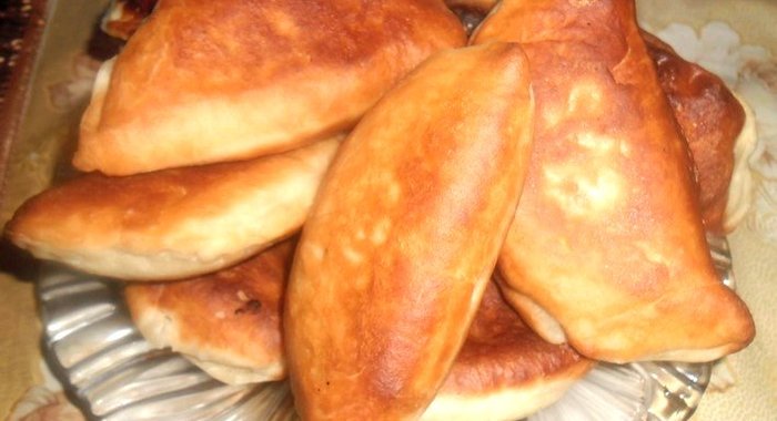 Домашние пирожки с начинкой из картофеля и курицы