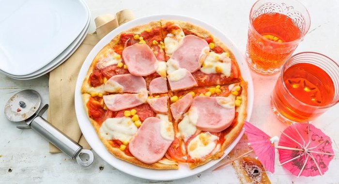 Пицца с колбасой