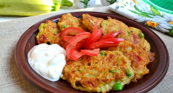 Кабачковые оладьи с помидорами и свежим горошком