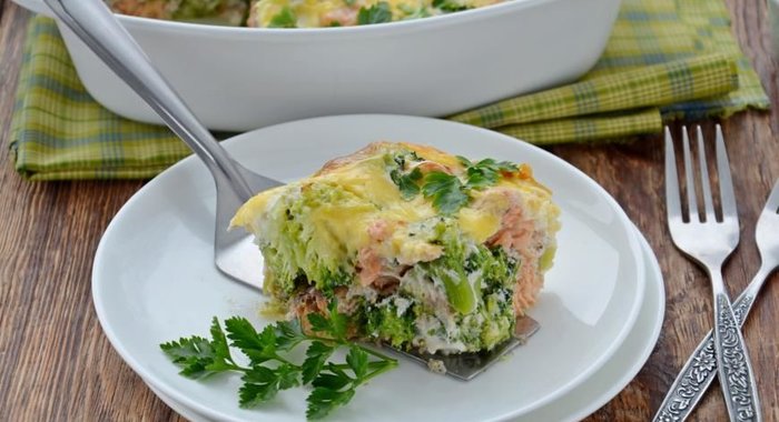 Запеканка с форелью и брокколи
