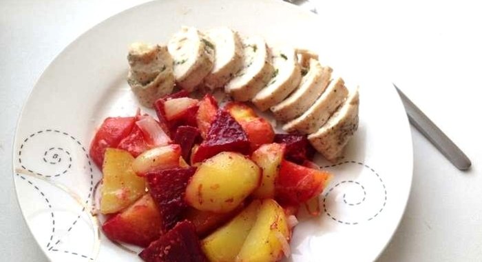 Куриный рулет с запеченными овощами