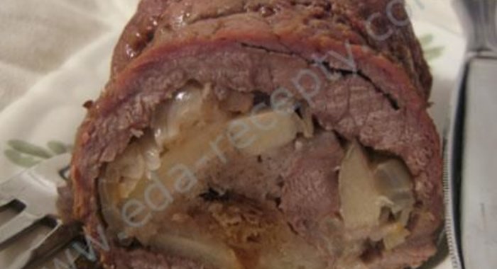 Мясной рулет с луком