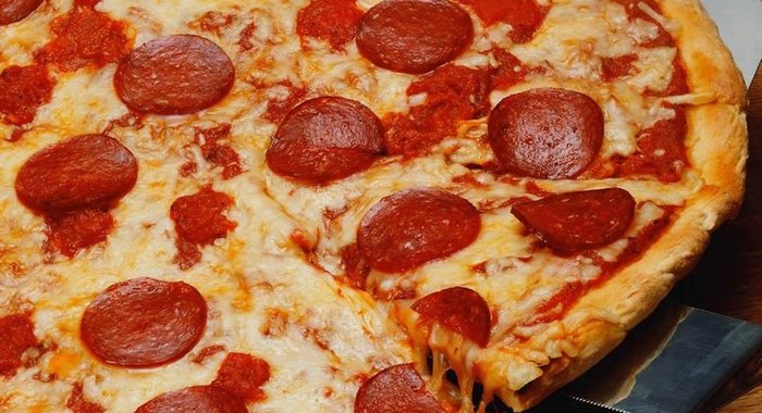 Обычная пицца с колбасой