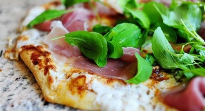 Быстрая пицца с моцареллой, ветчиной и соусом песто