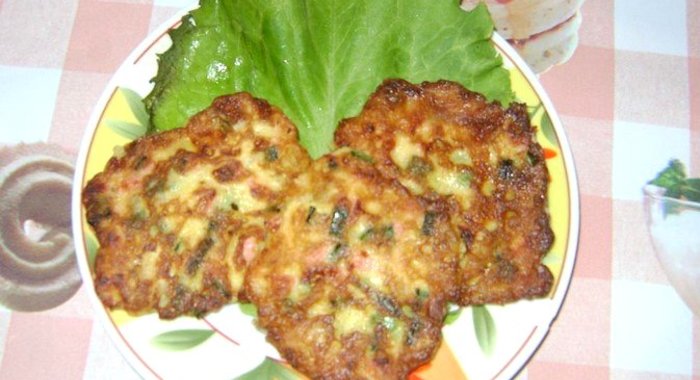 Оладьи с луком и колбасой